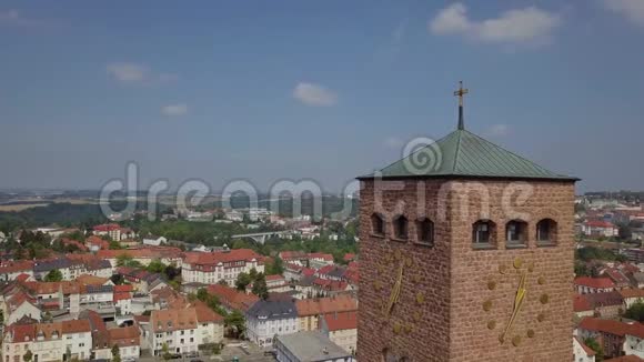 古老的欧洲建筑德国高大的钟楼4k空中拍摄视频的预览图