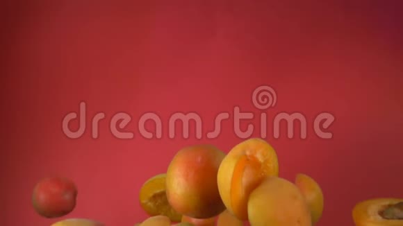 辣杏的一半在红色背景上反弹视频的预览图