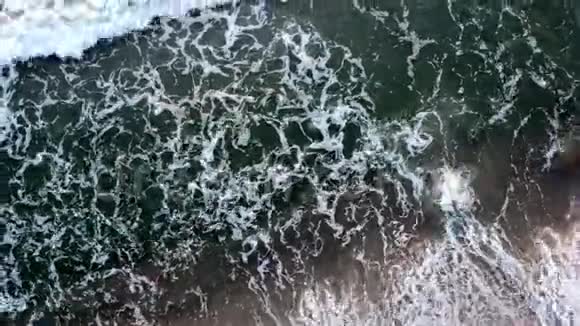 在沙质海岸上肆虐的泡沫深渊视频的预览图