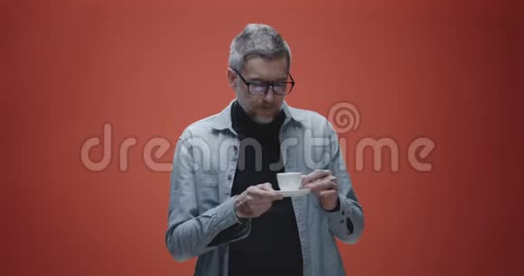 抱怨咖啡的人视频的预览图