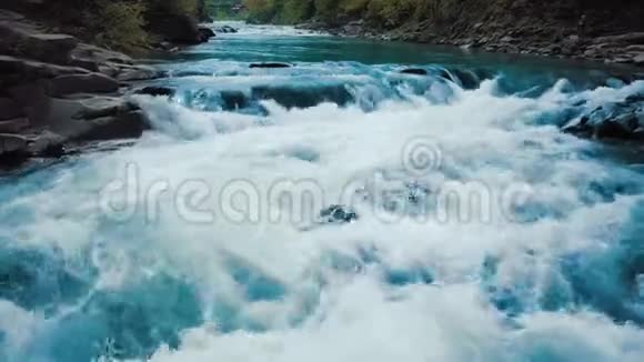 飞越奔流的山河与瀑布蓝色在林间与山间日落时间这就是视频的预览图