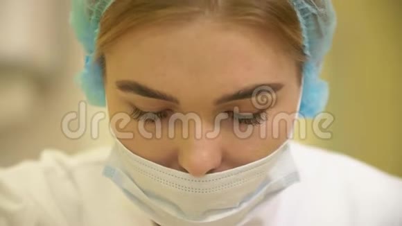 关闭手术病人的外科医生工作中的外科医生的画像在医疗面具里视频的预览图