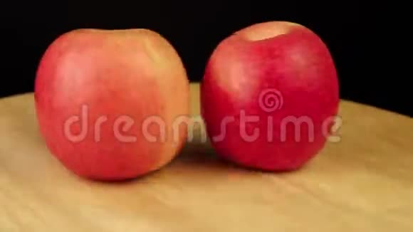两个红苹果在木架上旋转360度视频的预览图