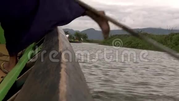 一个船夫在河里划水船视频的预览图