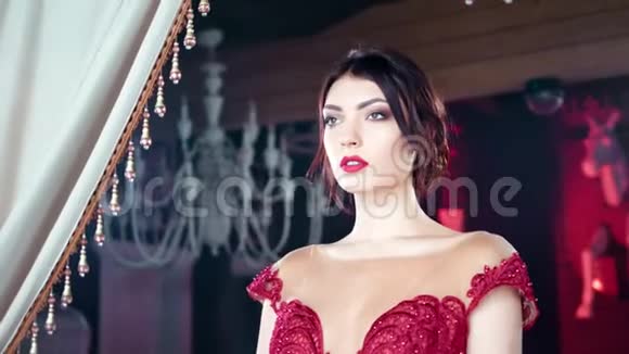 时尚的黑发女人晚妆和红唇摆着奢华的背景视频的预览图