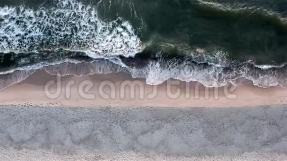 暗海的海浪拍打着沙滩视频的预览图