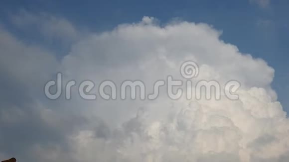雷暴顶部沸腾的云的时间流逝视频的预览图