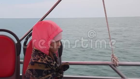 孩子在船上航行视频的预览图