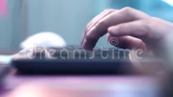 电子商务工作在电脑键盘上打字选择性特写焦点视频的预览图