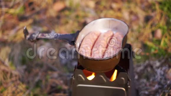 在树枝炉上煮香肠视频的预览图