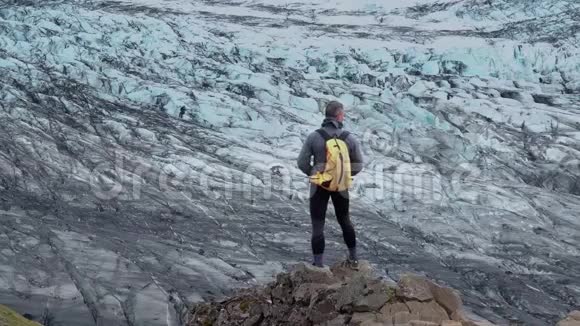 站在冰岛山顶上的人视频的预览图