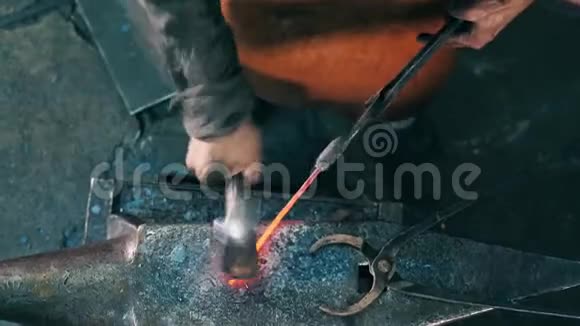 一个人用金属锤击铁砧上的刀视频的预览图