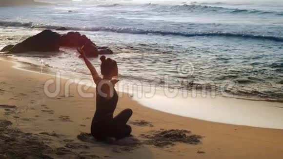 穿着瑜伽运动服的性感女士在海洋附近视频的预览图