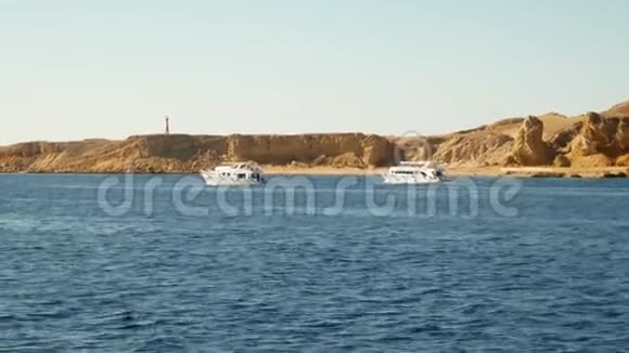 小船或游艇在蓝海航行视频的预览图