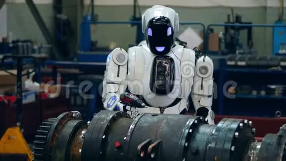 机器人在工厂里用螺丝固定金属细节视频的预览图