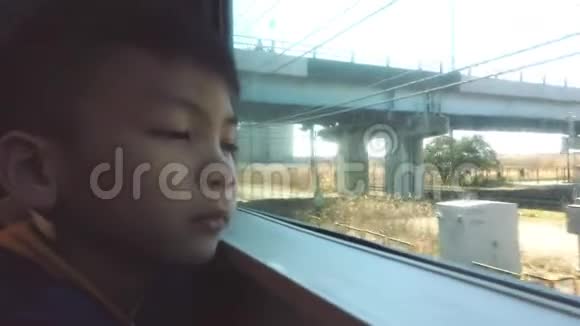 亚洲男孩在旅行时正望着火车车窗视频的预览图