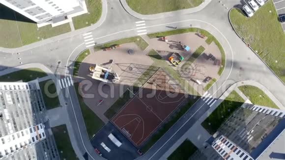 有操场和足球场的院子空中摄影视频的预览图