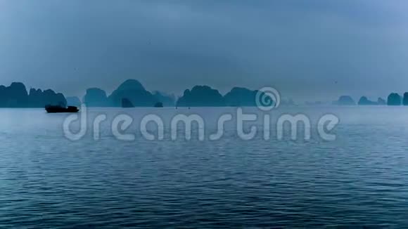 船游越南哈龙湾悬崖视频的预览图