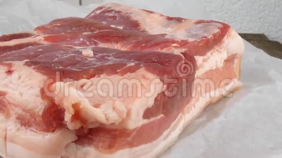白色包装纸上的生猪肉肚视频的预览图