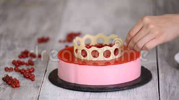 一个用红醋栗装饰的美味慕斯蛋糕视频的预览图