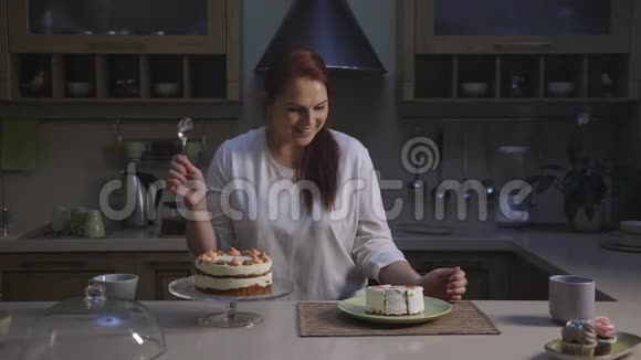 女人用开胃的小蛋糕偷吃人的饮食视频的预览图