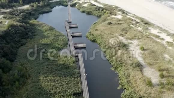 一个漂浮的木平台在一条死水的小溪里的浮舟上视频的预览图