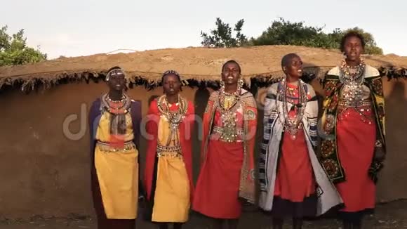 五名马赛妇女在马拉附近的村庄唱歌视频的预览图