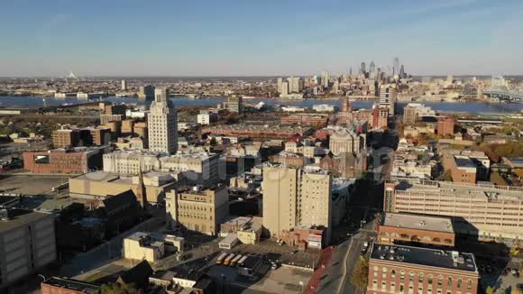 鸟瞰卡姆登新泽西市区天际线加费城视频的预览图