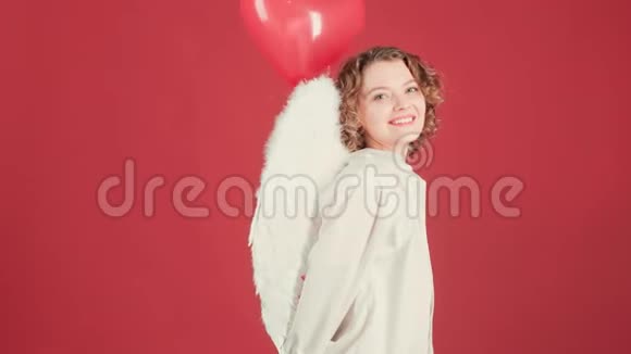 美丽的快乐年轻天使女子生日聚会年轻的天使女人带着激动的脸和心脏气球视频的预览图