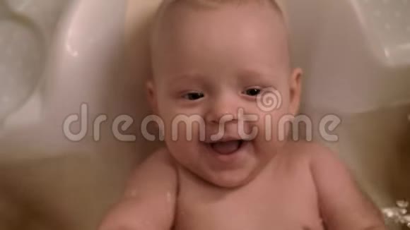 快乐的女婴洗澡视频的预览图