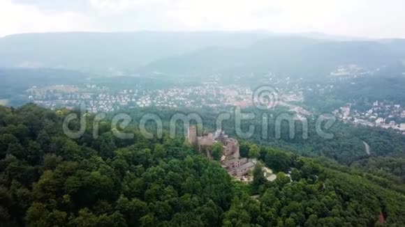 古老的德国城堡在山顶上现代城镇在背景上4k视频的预览图