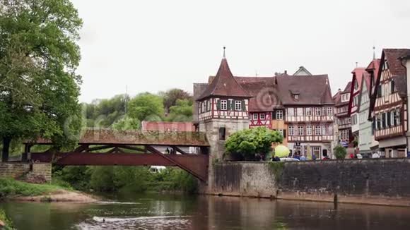 柯彻河上的木制人行桥和传统的半木制老中心施瓦比什厅的风景视频的预览图