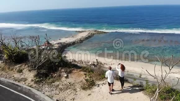 浪漫的年轻夫妇住在海边视频的预览图