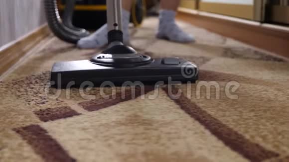 女用吸尘器清洁家庭地毯视频的预览图