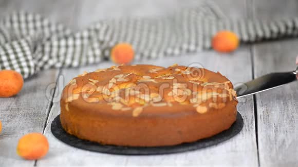 一块加杏和杏仁的蛋糕视频的预览图