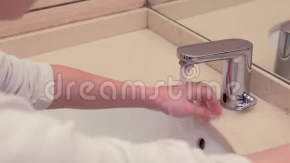 孩子在洗手池里用肥皂洗手双手特写视频的预览图