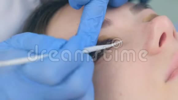 美容师用针头将睫毛弯曲成卷发器抬起睫毛视频的预览图