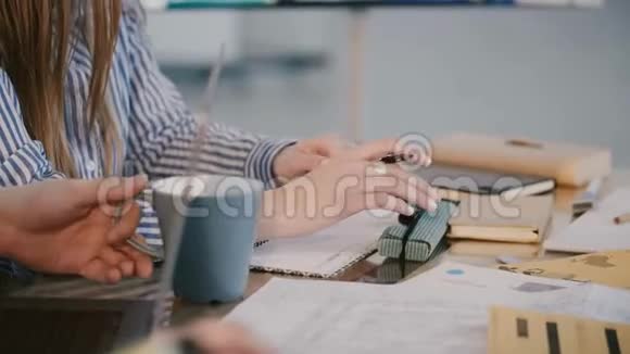 在员工大会上忙碌的公司员工坐在办公桌后面拿着设备和咖啡视频的预览图