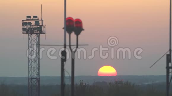 日落时的机场控制塔乌克兰基辅视频的预览图