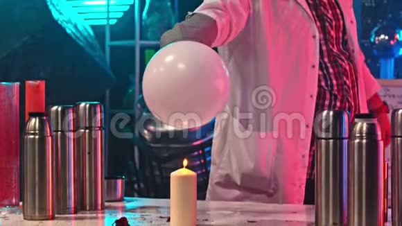 一个人点燃了一个气球里面有气体然后爆炸了视频的预览图
