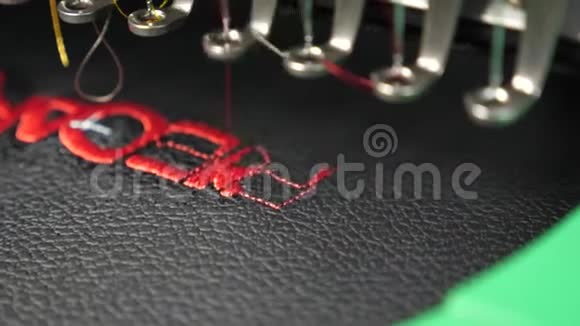 数控缝纫机自动缝纫机黑色布上有红线的自动机器刺绣图案视频的预览图