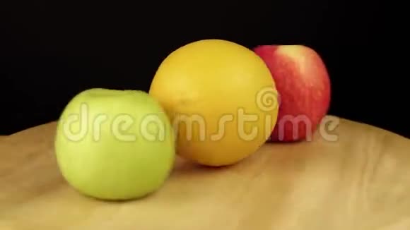 苹果和橙红色绿色和黄色360度旋转视频的预览图