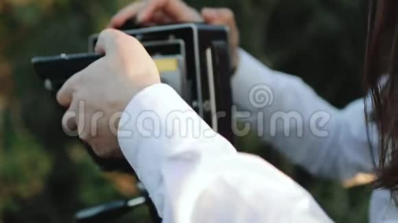 摄影师在拍摄前定制大格式相机视频的预览图