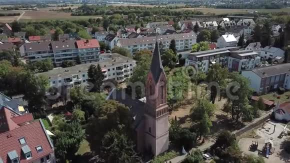阳光明媚的一天在德国的一个小镇上可以看到一座古老的钟楼和现代化的建筑视频的预览图