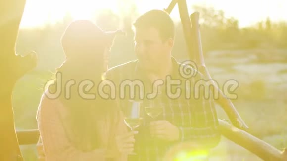 一对浪漫的情侣品尝葡萄酒视频的预览图