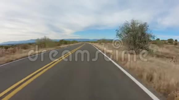在高沙漠时间流逝中驾驶视频的预览图