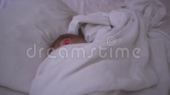 婴儿在旅馆房间里睡得香甜动作缓慢视频的预览图