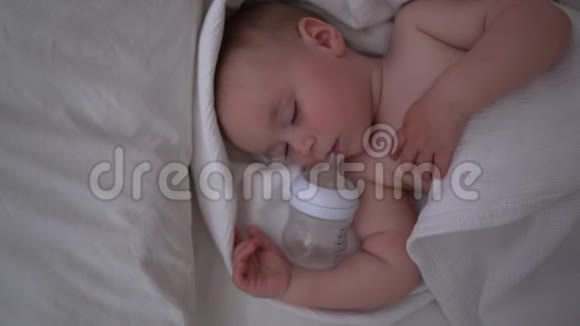 一个漂亮的小男孩睡得很香嘴边放着一个瓶子动作很慢视频的预览图