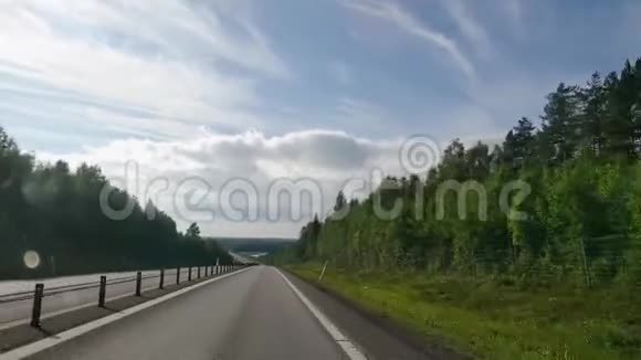 阳光斯堪的纳维亚日间公路旅行高速公路瑞典自然景观视频的预览图