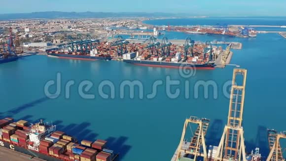 西班牙最大的港口瓦伦西亚集装箱和货物码头与起重机视频的预览图